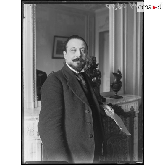 Monsieur Dibly, directeur de la maison de la Presse. [légende d'origine]