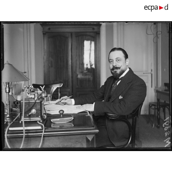 Monsieur Dibly, directeur de la maison de la Presse. [légende d'origine]