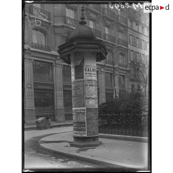 Paris, square Louvois, colonne Moriss. [légende d'origine]