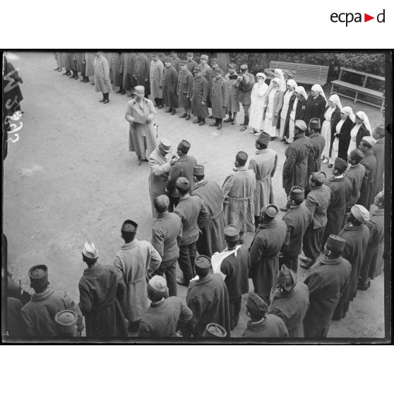 Hôpital musulman à Carrière-sous-Bois, remise de décorations par le général de Sailly. [légende d'origine]