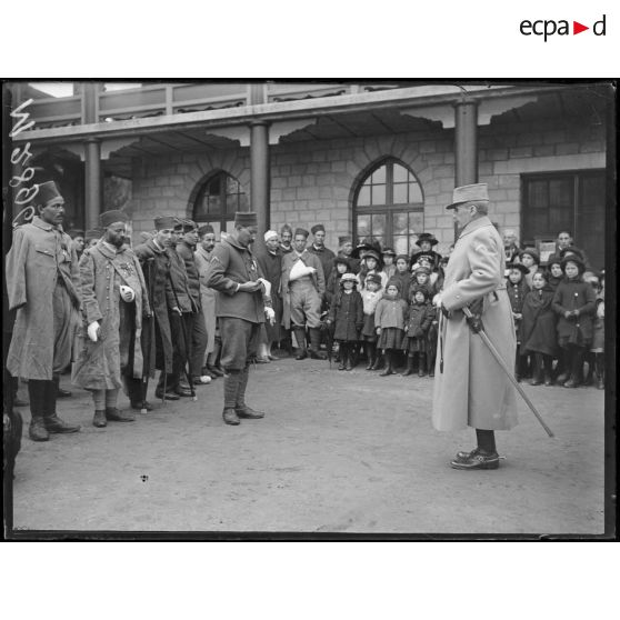 Hôpital musulman à Carrière-sous-Bois, remise de décorations par le général de Sailly. [légende d'origine]
