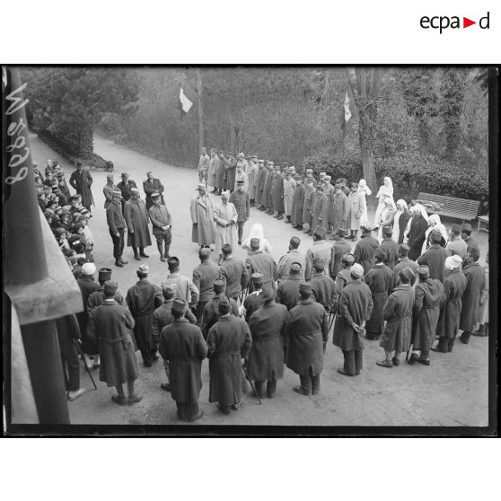 Hôpital musulman à Carrière-sous-Bois, remise de décorations par le général de Sailly. [légende d'origine]
