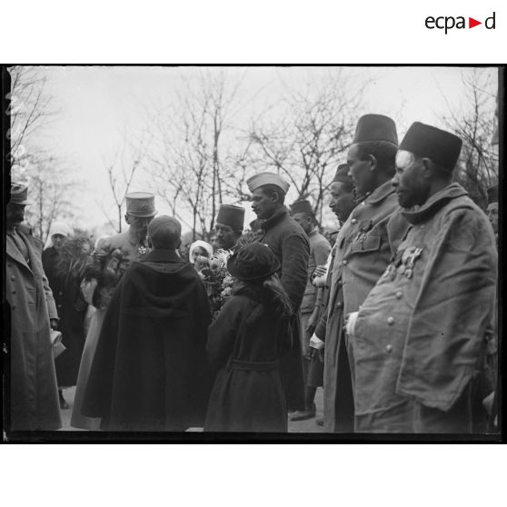 Hôpital musulman à Carrière-sous-Bois, remise de décorations par le général de Sailly. [légende d'origine]