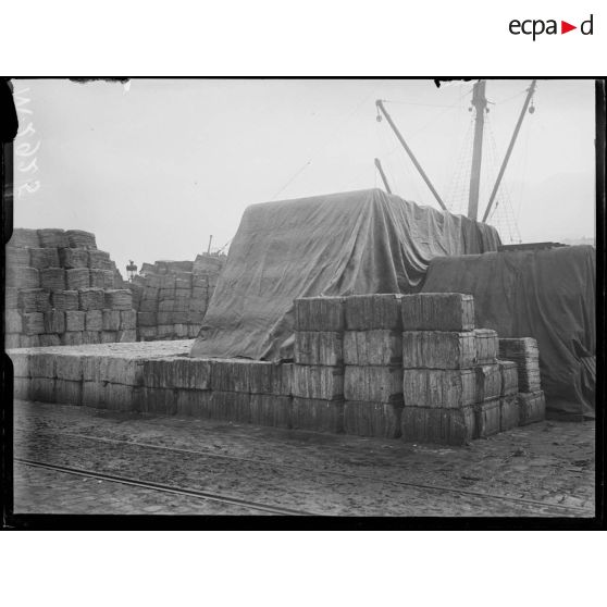 Quais de Rouen, marchandises diverses sur les quais en instance de départ du fait du manque de moyens de transports. [légende d'origine]