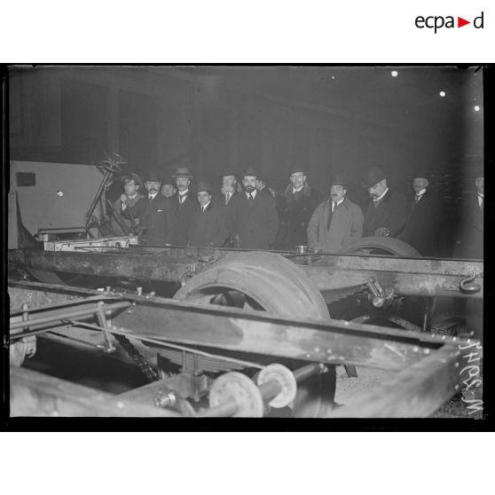 Semaine de l'Amérique Latine à Lyon, les adhérents à l'usine Berliet. [légende d'origine]