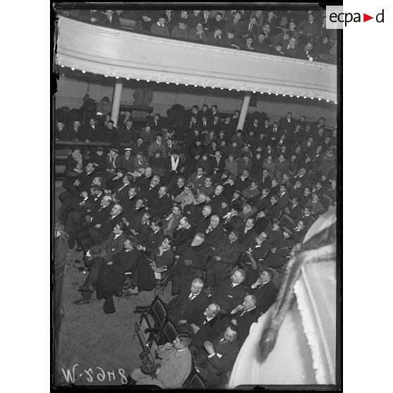 Semaine de l'Amérique Latine à Lyon, les adhérents à la conférence de Monsieur Hersant à l'hôtel de la Municipalité. [légende d'origine]