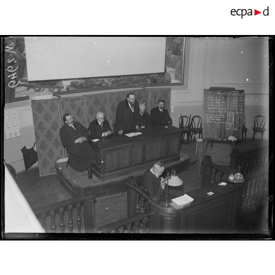 Semaine de l'Amérique Latine à Lyon, Monsieur Guernier député ouvre la séance de la Conférence de Monsieur Bertrand sur les salpêtres. [légende d'origine]