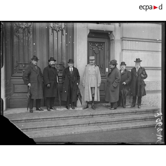 Semaine de l'Amérique Latine à Lyon, groupe de délégués devant l'hôtel de la Mutualité. [légende d'origine]
