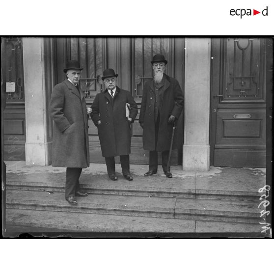 Semaine de l'Amérique Latine à Lyon, groupe de délégués devant l'hôtel de la Mutualité. [légende d'origine]
