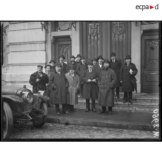 Semaine de l'Amérique Latine à Lyon, groupe de délégués devant l'hôtel de la Mutualité. [légende d'origine]