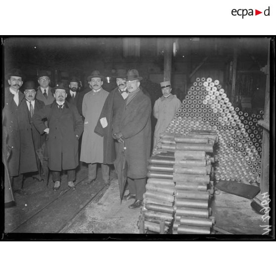 Semaine de l'Amérique Latine à Lyon, les adhérents à l'usine de guerre Loucheur. [légende d'origine]