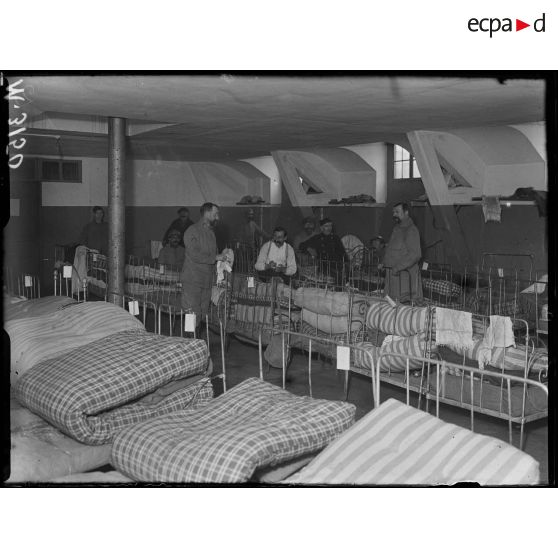 Paris, locaux de l'oeuvres des secours de la guerre. Le dortoir des permissionnaires de passages. [légende d'origine]