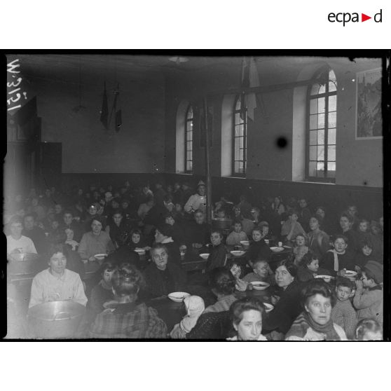 Paris, le réfectoire des réfugiés de l'œuvre des secours de guerre. [légende d'origine]