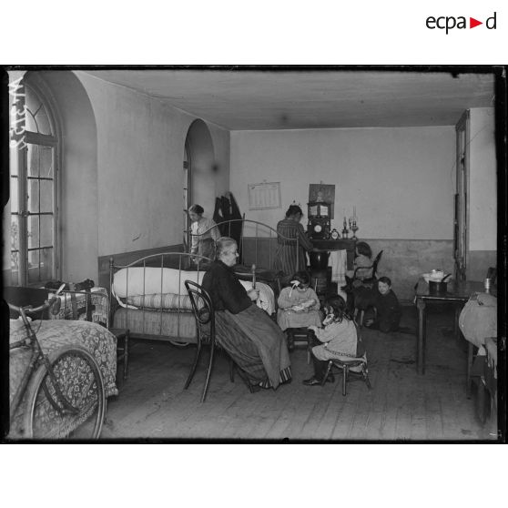 Paris, une des chambres occupées par les réfugiés. [légende d'origine]