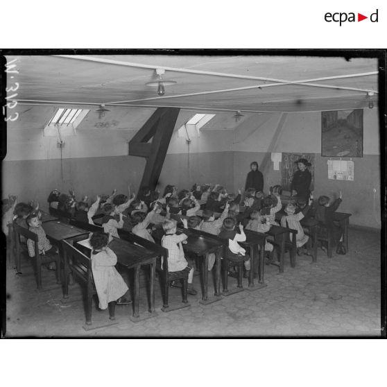 Paris, la classe enfantine de l'oeuvre de secours de guerre. [légende d'origine]