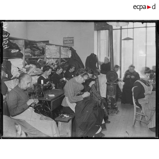 Paris, l'oeuvre de secours de guerre, la lingerie. [légende d'origine]