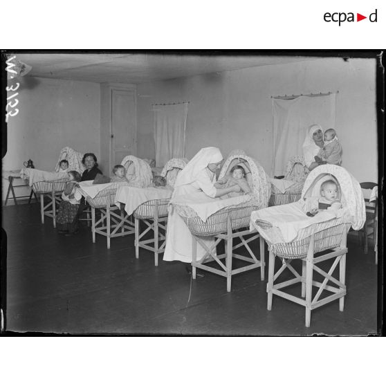 L'oeuvre de secours de guerre accueille les réfugiés arrivés à Paris. [légende d'origine]