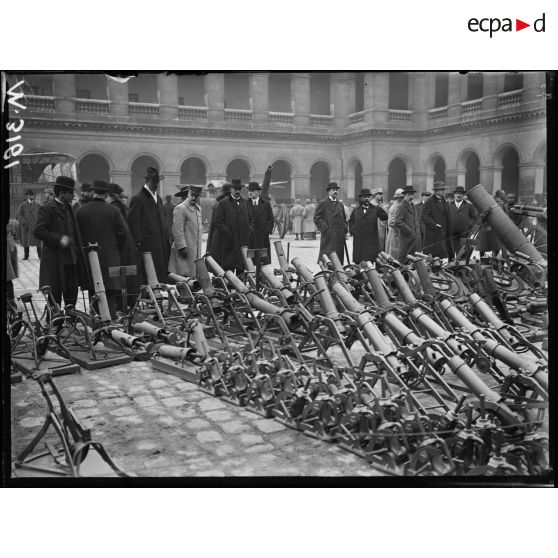 Mission suisse en France. Les membres de la mission devant les trophées capturés aux allemands. [légende d'origine]