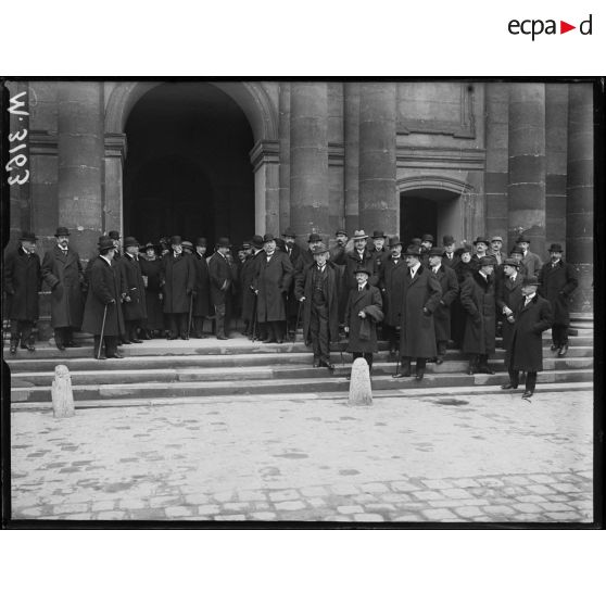 Mission suisse en France. La mission suisse sur le perron des Invalides. [légende d'origine]