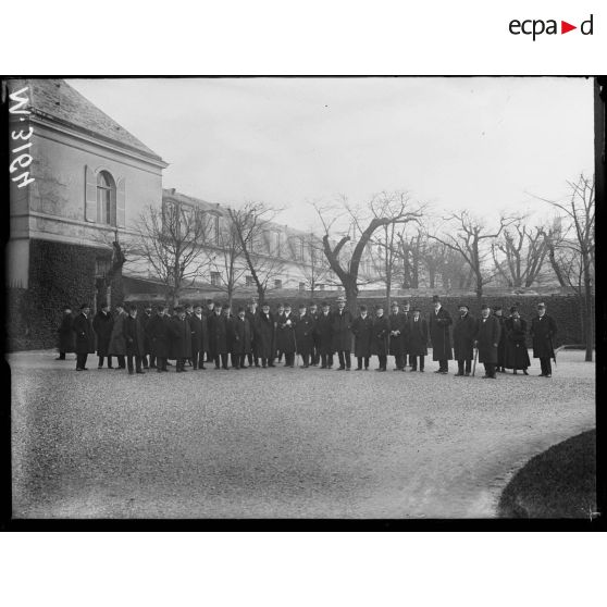 Mission suisse en France. La mission dans la cour du Dôme. [légende d'origine]