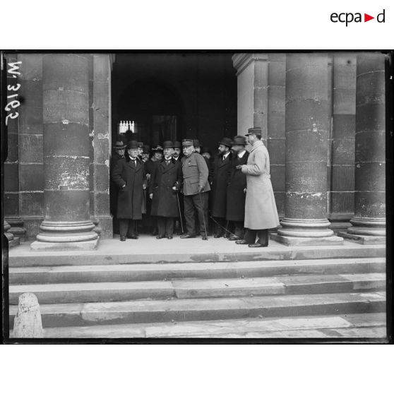 Mission suisse en France. Les membres de la mission et le général Niox. [légende d'origine]