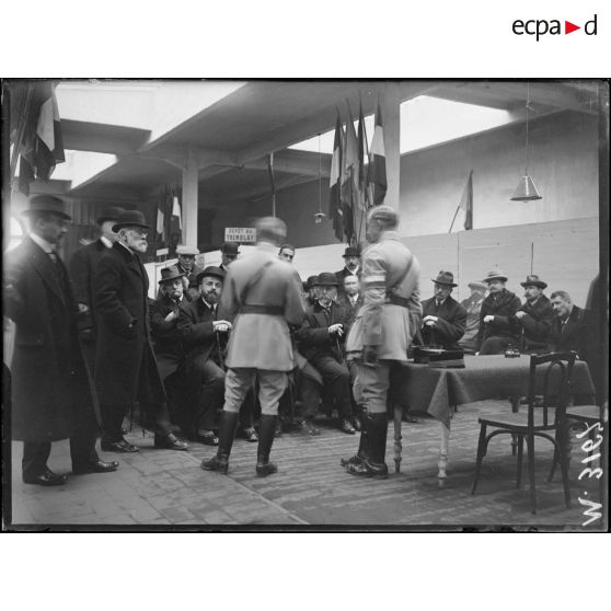 Creil, la mission suisse à la gare régulatrice, les officiers de la gare font une conférence. [légende d'origine]