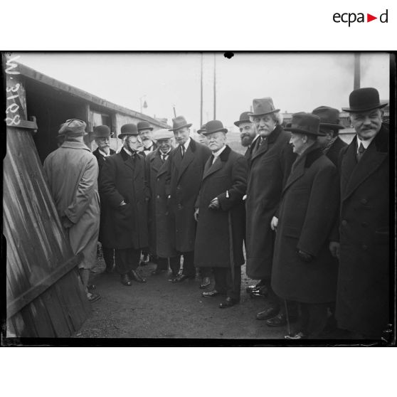 Creil, la mission suisse à la gare régulatrice. Un délégué suisse essaie un masque à gaz. [légende d'origine]