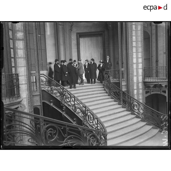 Paris, visite de la mission suisse à l'hôpital du Grand Palais. [légende d'origine]