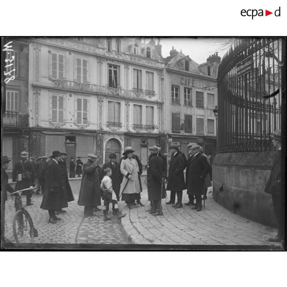 Reims, devant le palais de Justice. [légende d'origine]