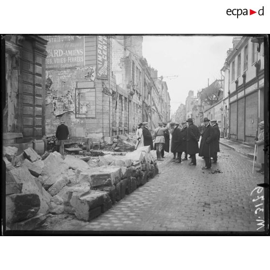 Reims, visite de la mission suisse sur la place Royale. [légende d'origine]