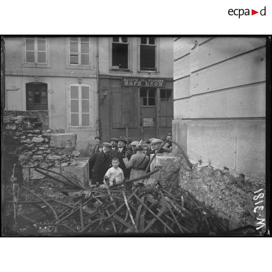 Reims, visite de la mission suisse, dans les ruines du palais de Justice. [légende d'origine]