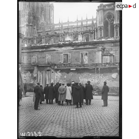 Reims, visite de la mission suisse, rue de l'école de médecine devant la cathédrale. [légende d'origine]