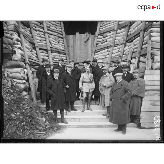 Reims, visite de la mission suisse, devant la cathédrale. [légende d'origine]