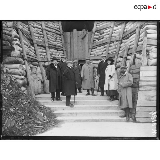 Reims, visite de la mission suisse, devant la cathédrale. [légende d'origine]