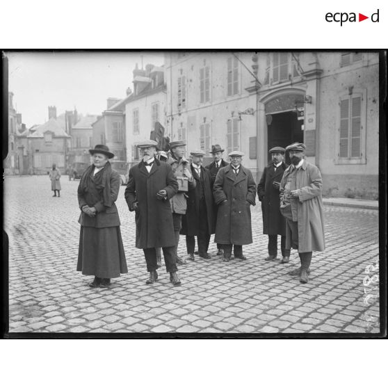 Reims, visite de la mission suisse, sur la place du parvis. [légende d'origine]