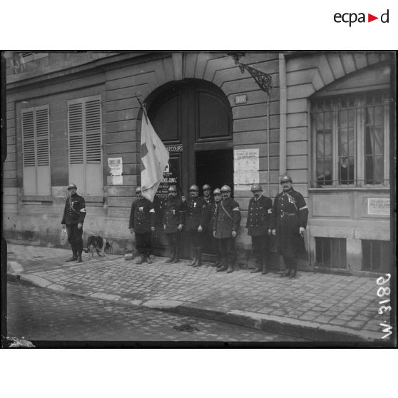 Reims, visite de la mission suisse, la Croix-rouge de Reims, rue de Vesle. [légende d'origine]