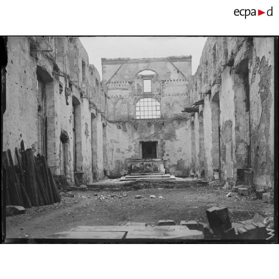 Reims, la visite de la délégation suisse à l'hôpital civil. La chapelle. [légende d'origine]