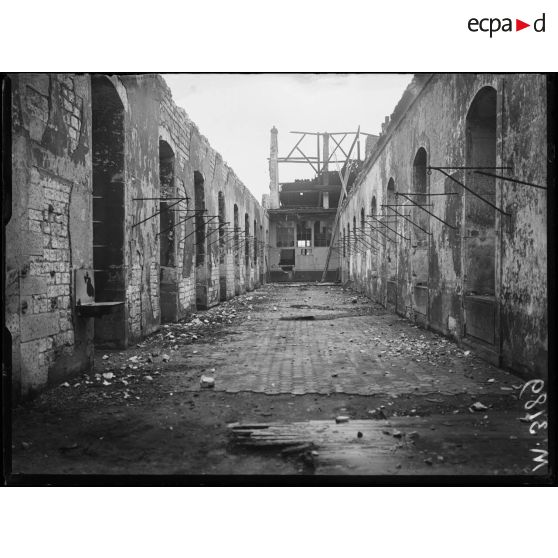 Reims, la visite de la délégation suisse à l'hôpital civil. Une salle de malades incendiée. [légende d'origine]