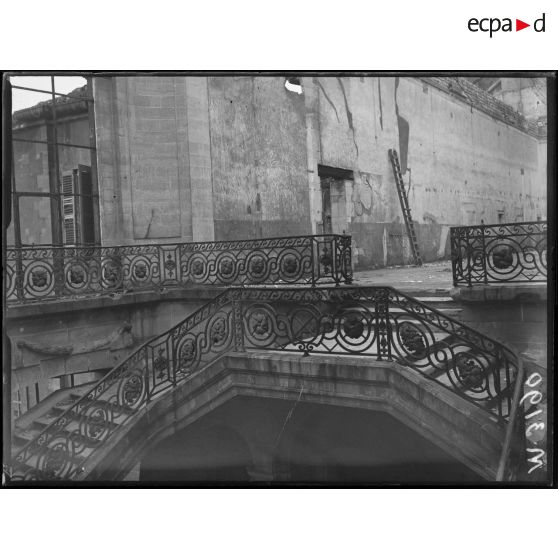 Reims, la visite de la délégation suisse à l'hôpital civil. Un escalier. [légende d'origine]