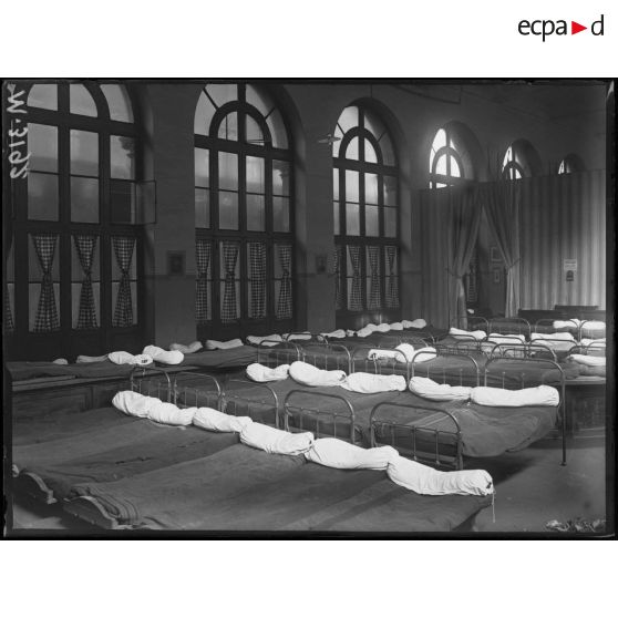 Paris, cantine de la gare de l'Est. Le dortoir. [légende d'origine]