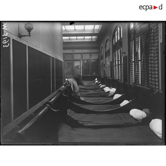 Paris, cantine de la gare de l'Est. Un dortoir. [légende d'origine]