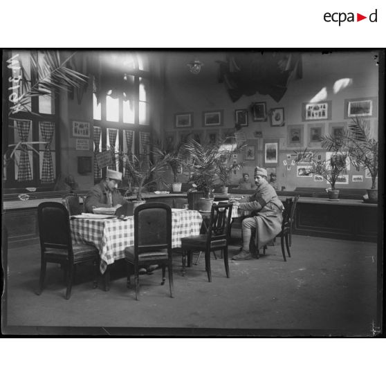 Paris, cantine de la gare de l'Est. Salle de lecture et de jeux. [légende d'origine]