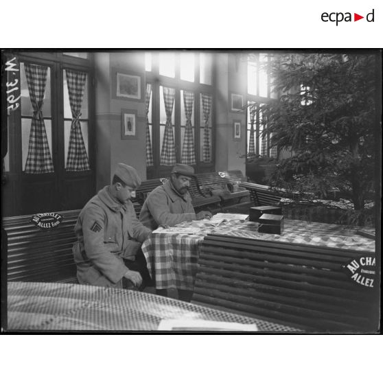 Paris, cantine de la gare de l'Est. Salle de lecture et de jeux. [légende d'origine]