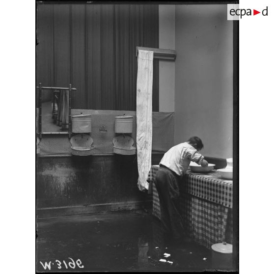 Paris, cantine de la gare de l'Est. Le lavabo. [légende d'origine]