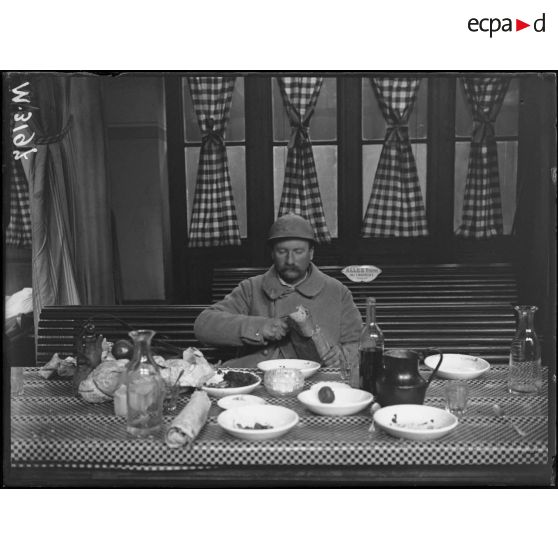 Paris, cantine de la gare de l'Est. Le repas. [légende d'origine]