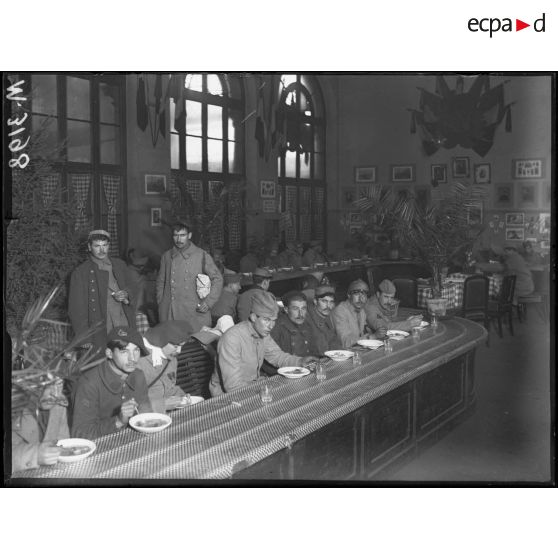 Paris, cantine de la gare de l'Est. Le réfectoire. [légende d'origine]