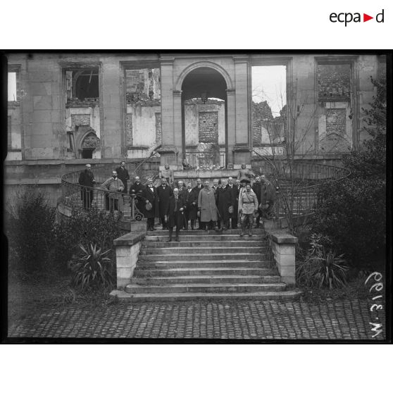 Reims, visite de la délégation de la Croix-Rouge suisse à l'hôpital civil. [légende d'origine]