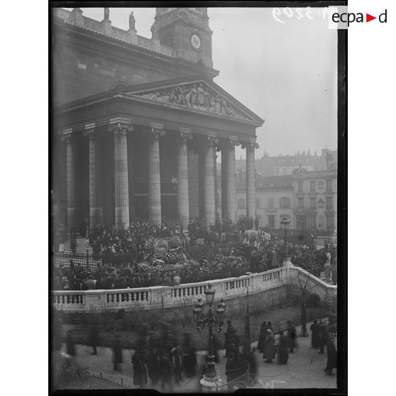 Paris, église Saint-Vincent de Paul, enterrement du lieutenant Bédora, mort dans un atterrissage d'avion après l'alerte des zeppelins. [légende d'origine]