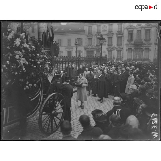 Paris, église Saint-Vincent de Paul, enterrement du lieutenant Bédora, mort dans un atterrissage d'avion après l'alerte des zeppelins. [légende d'origine]