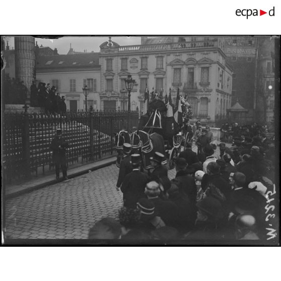 Paris, église Saint-Vincent de Paul, enterrement du lieutenant Bédora, mort dans un atterrissage d'avion après l'alerte des zeppelins. [légende d'origine]